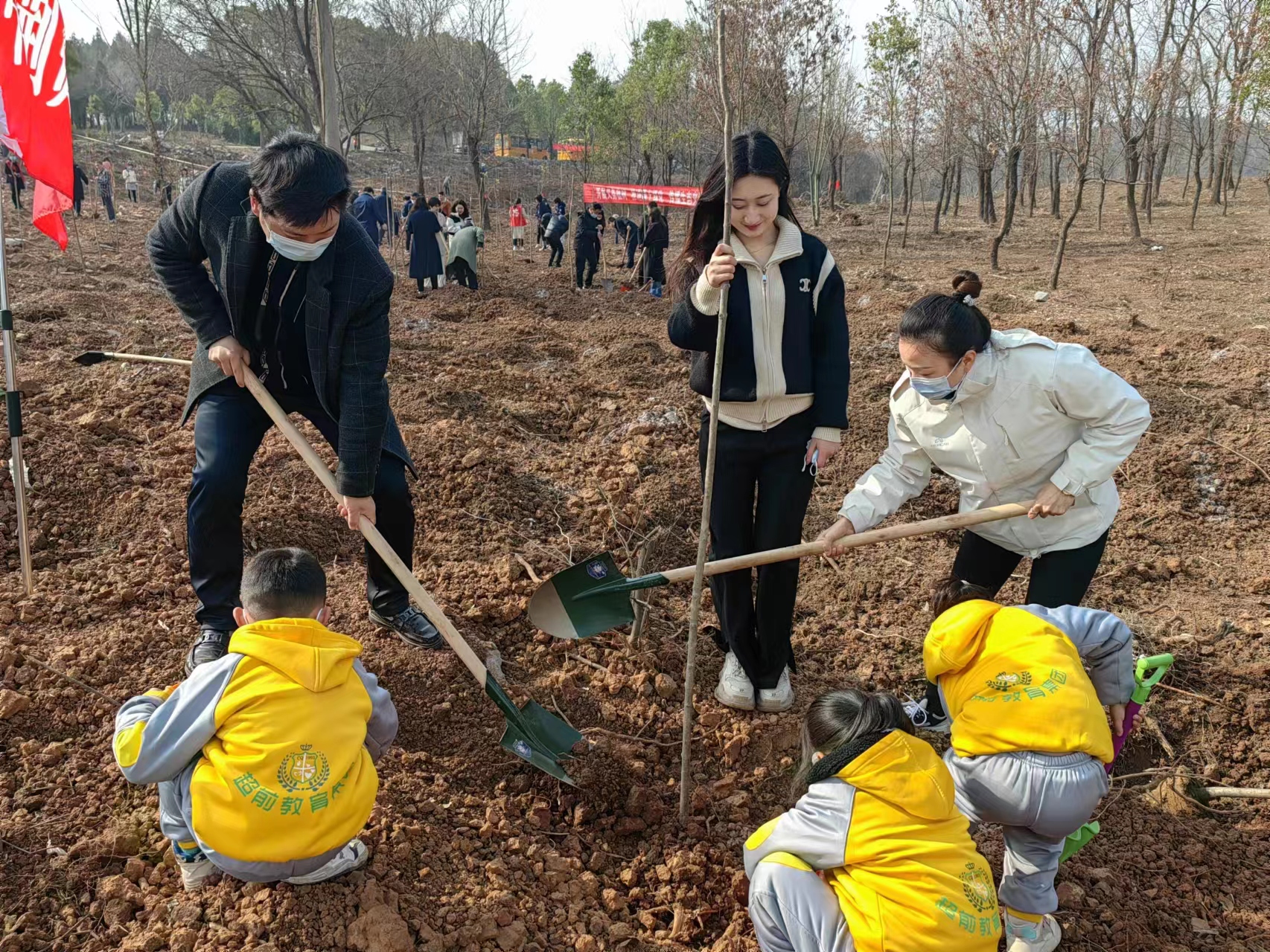 中荆资产公司参加社区首届“同心林”植树活动